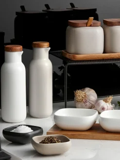 Aceitera y vinagrera de porcelana y madera de acacia Essentials, 2 uds.