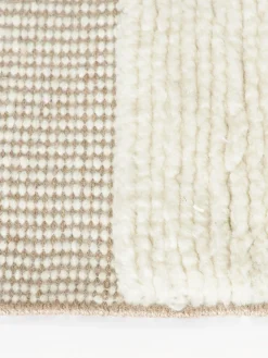 Alfombra artesanal con relieve y flecos Laine