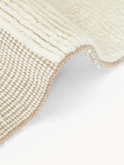 Alfombra artesanal con relieve y flecos Laine