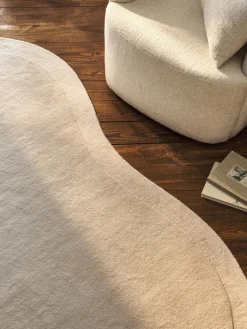 Alfombra artesanal de lana con forma orgánica Kadey