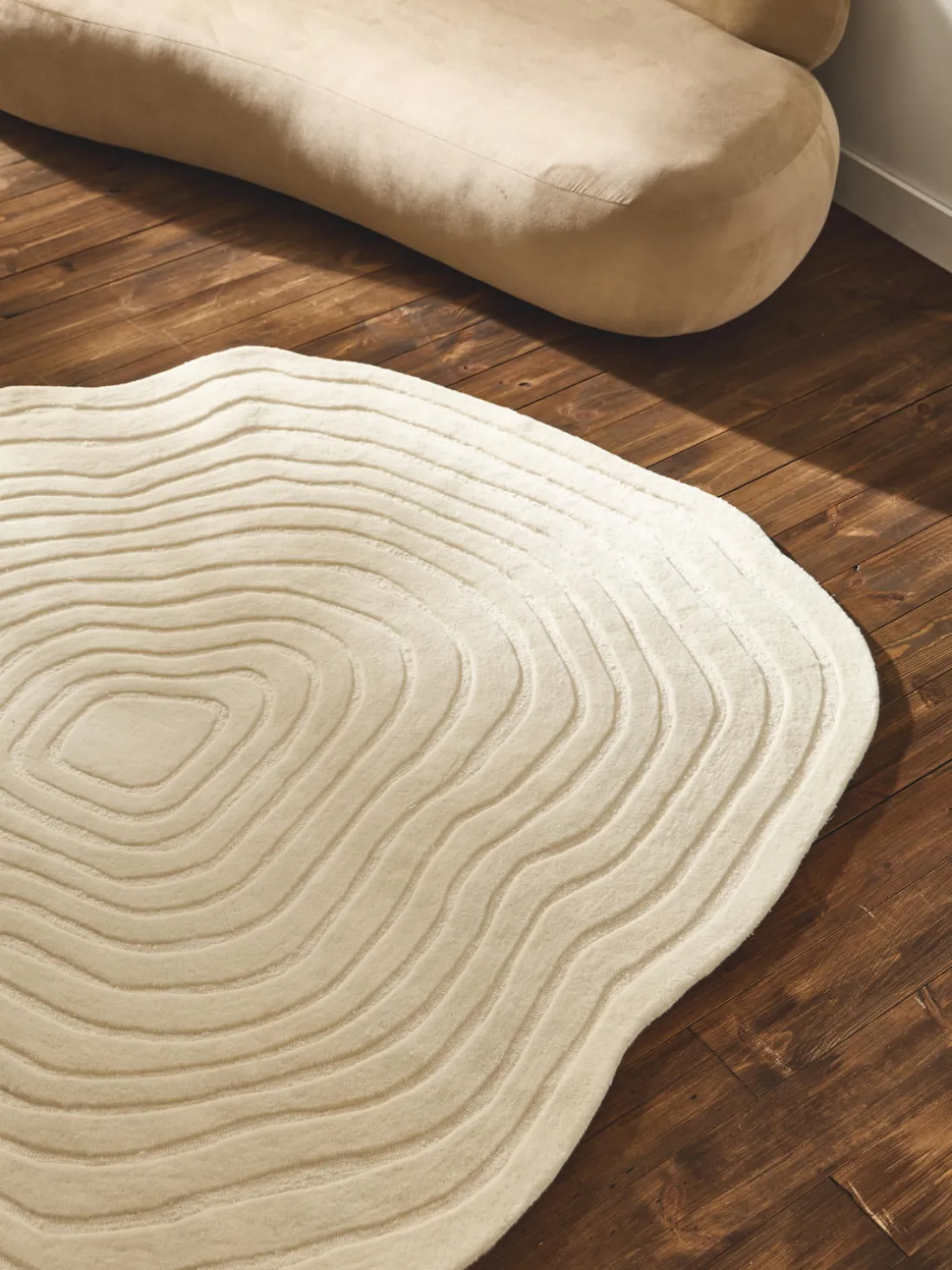 Alfombra artesanal de lana de forma orgánica Niria