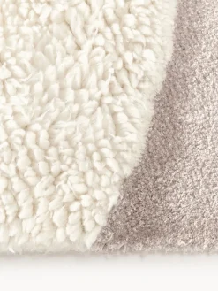 Alfombra artesanal de lana texturizada Silas
