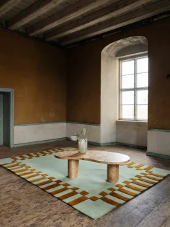 Alfombra artesanal de lana de pelo largo Tekla Frame