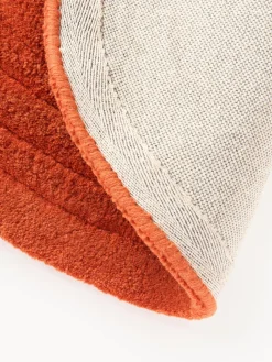 Alfombra artesanal de lana con forma orgánica Aliza