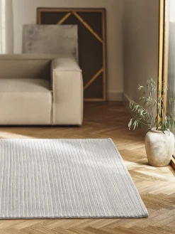 Alfombra artesanal de pelo largo texturizada Wes