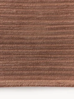 Alfombra artesanal de pelo largo texturizada Wes