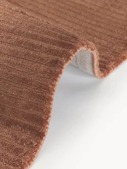 Alfombra artesanal de pelo largo texturizada Wes