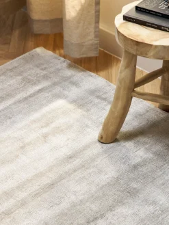 Alfombra artesanal de viscosa Jane