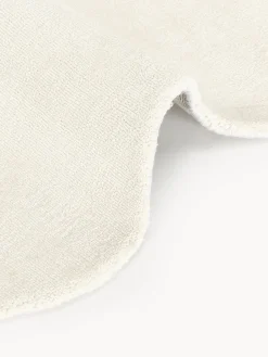 Alfombra artesanal de viscosa con borde ondulado Wavy