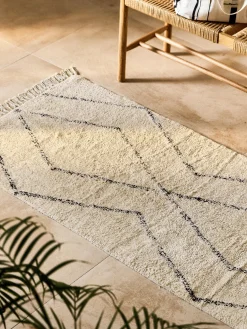 Alfombra corredor artesanal de algodón con diseño de rombos y flecos Bina