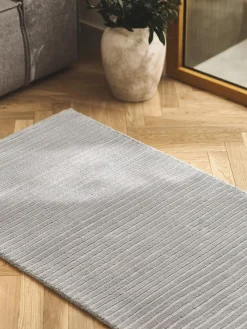 Alfombra corredor artesanal de pelo largo texturizada Wes