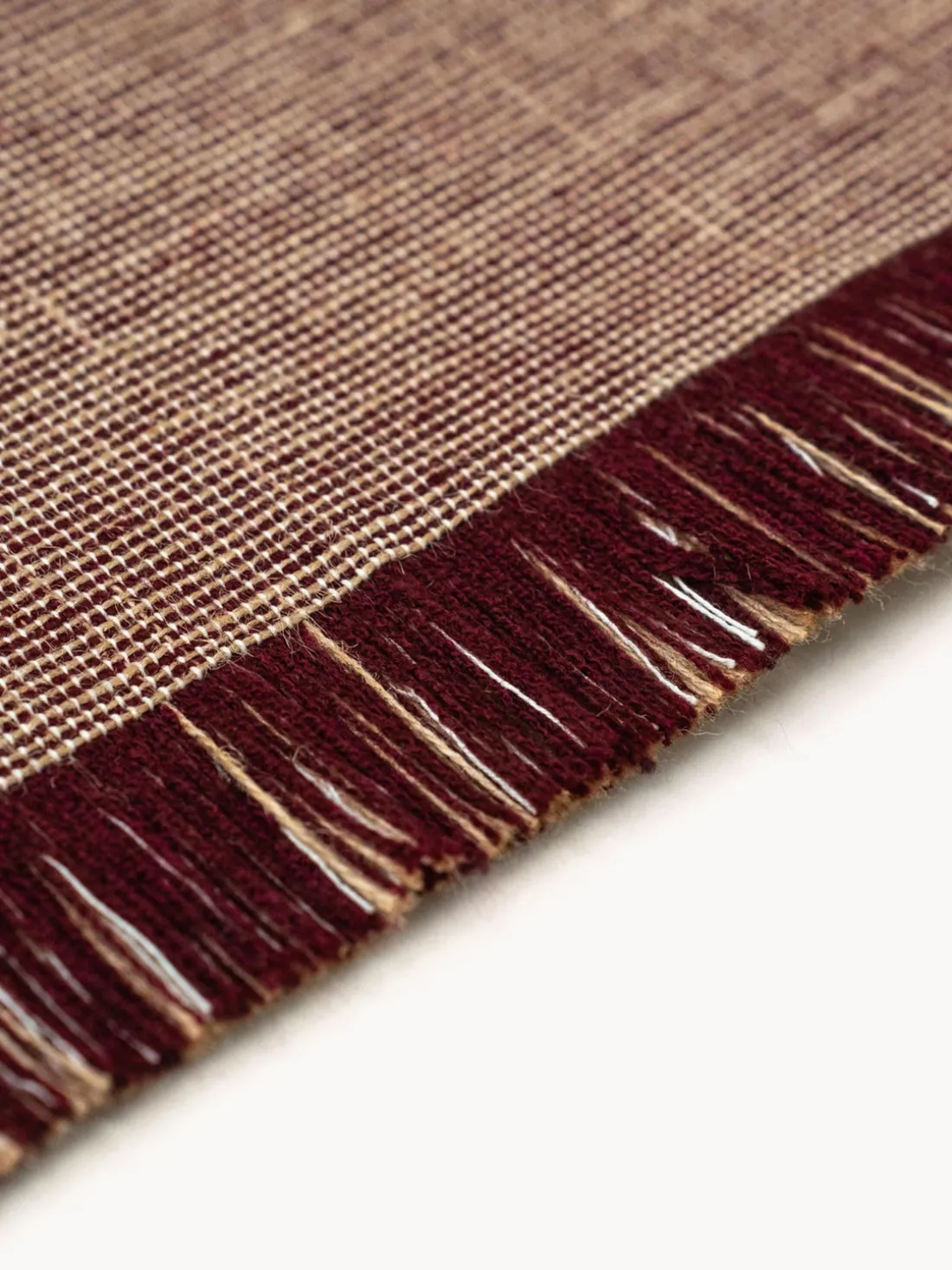 Alfombra corredor de pelo corto con flecos de diseño Folkform Monochrome