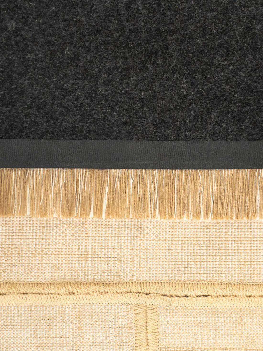 Alfombra corredor de pelo corto con flecos de diseño Folkform Monochrome