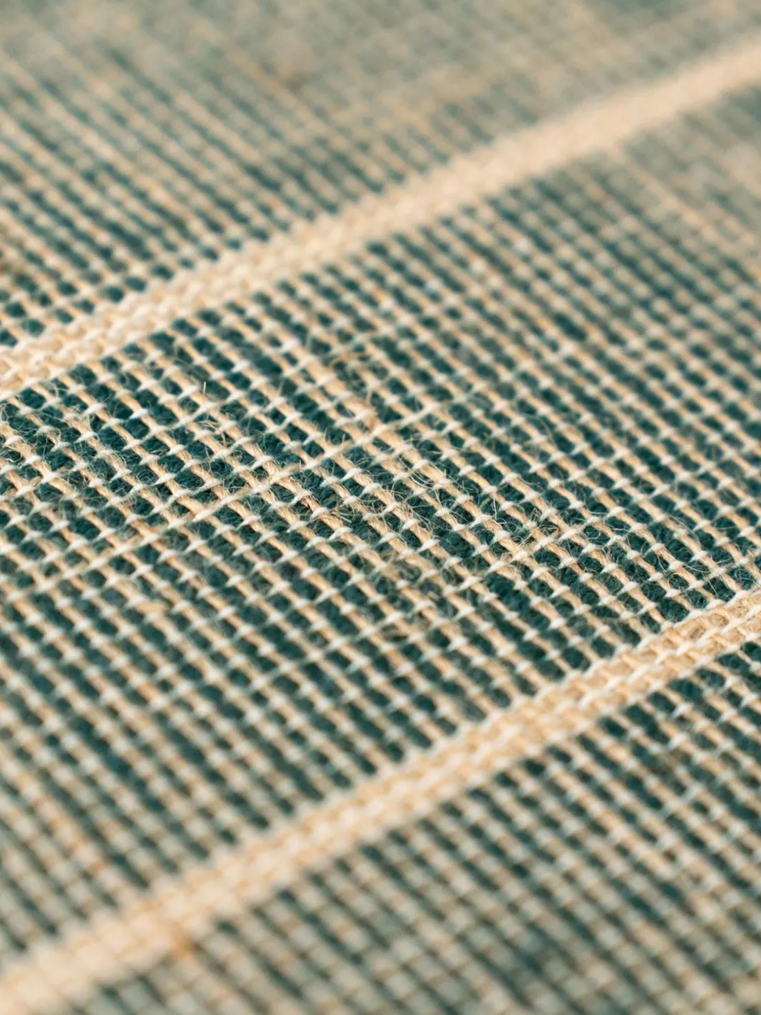 Alfombra de pelo corto con flecos diseño Folkform Monochrome