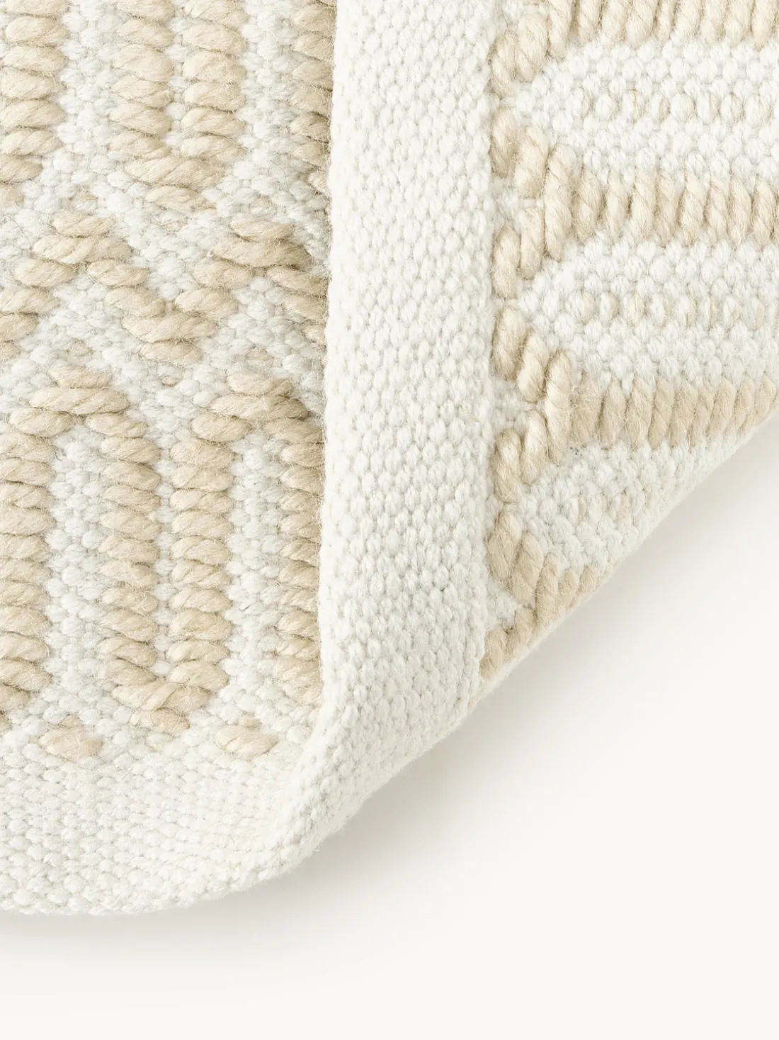 Alfombra exterior artesanal con estampado geométrico Rune