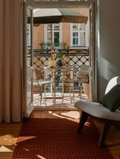 Alfombra exterior artesanal con estampado geométrico Rune