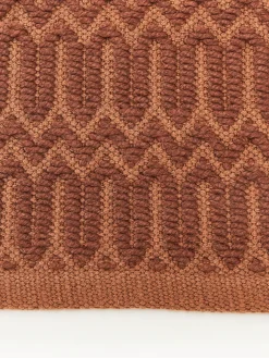 Alfombra exterior artesanal con estampado geométrico Rune