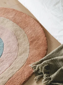Alfombra infantil artesanal de lana con flecos Rainbow