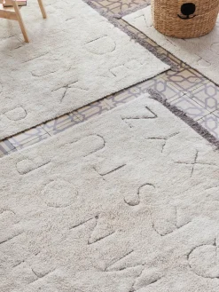 Alfombra infantil artesanal en capitoné con diseño de letras ABC, lavable