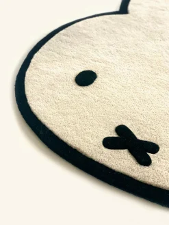 Alfombra infantil artesanal con forma de conejito Miffy