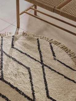 Alfombra redonda artesanal de algodón con diseño de rombos Bina