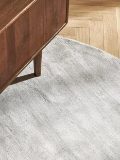 Alfombra redonda artesanal de viscosa Jane