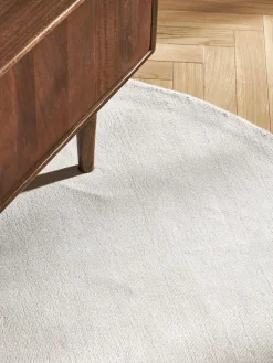 Alfombra redonda artesanal de viscosa Jane