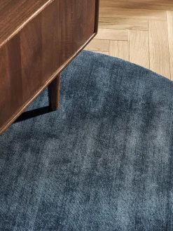 Alfombra redonda artesanal de viscosa Jane