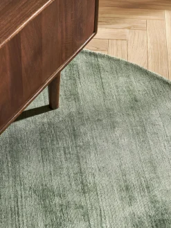 Alfombra redonda artesanal de viscosa Jane