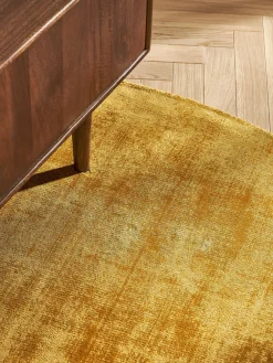 Alfombra redonda artesanal de viscosa Jane