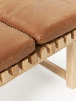 Banco de madera de fresno con asiento de cuero Sora