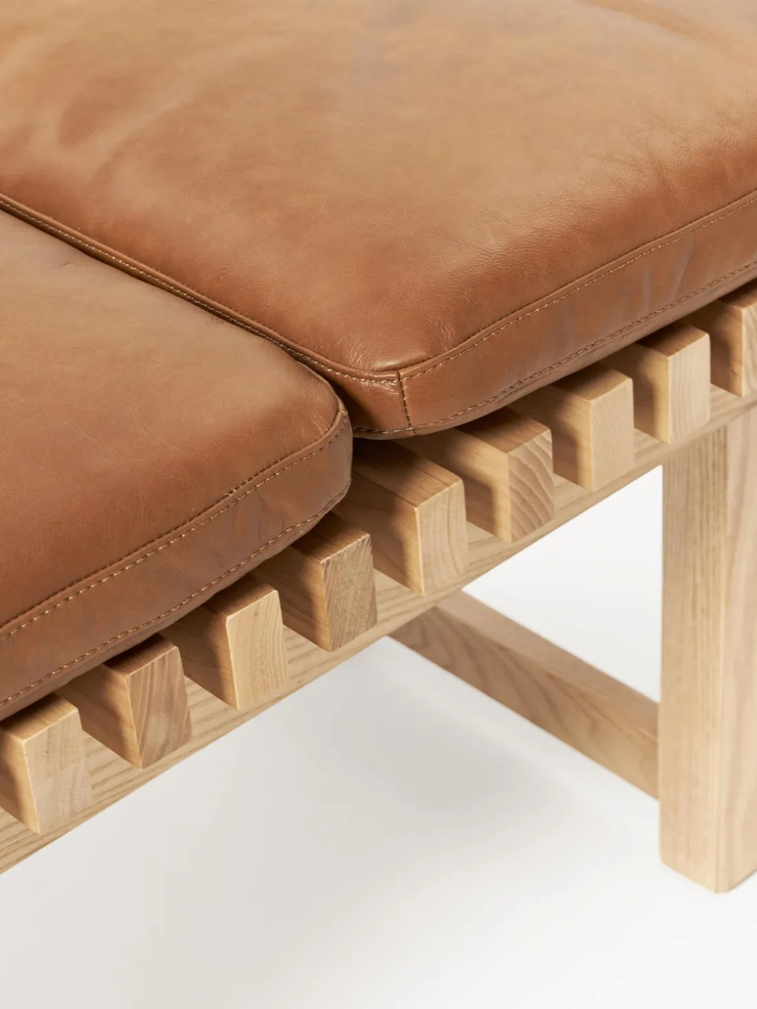 Banco de madera de fresno con asiento de cuero Sora