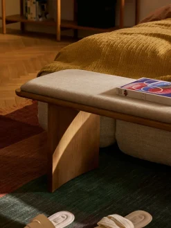 Banco de madera de roble con cojín de asiento Chandler