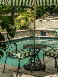 Base de sombrilla redonda Clamshell