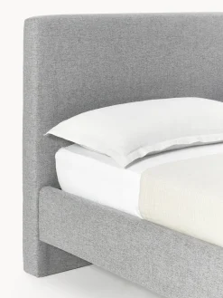 Cama tapizada con patas de madera Giulia