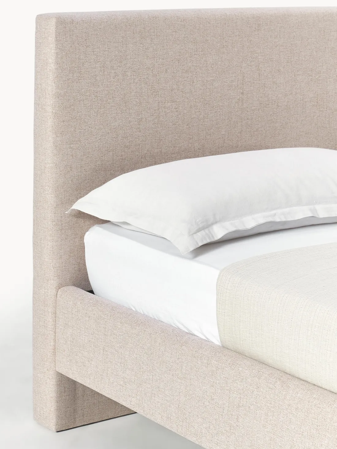 Cama tapizada con patas de madera Giulia