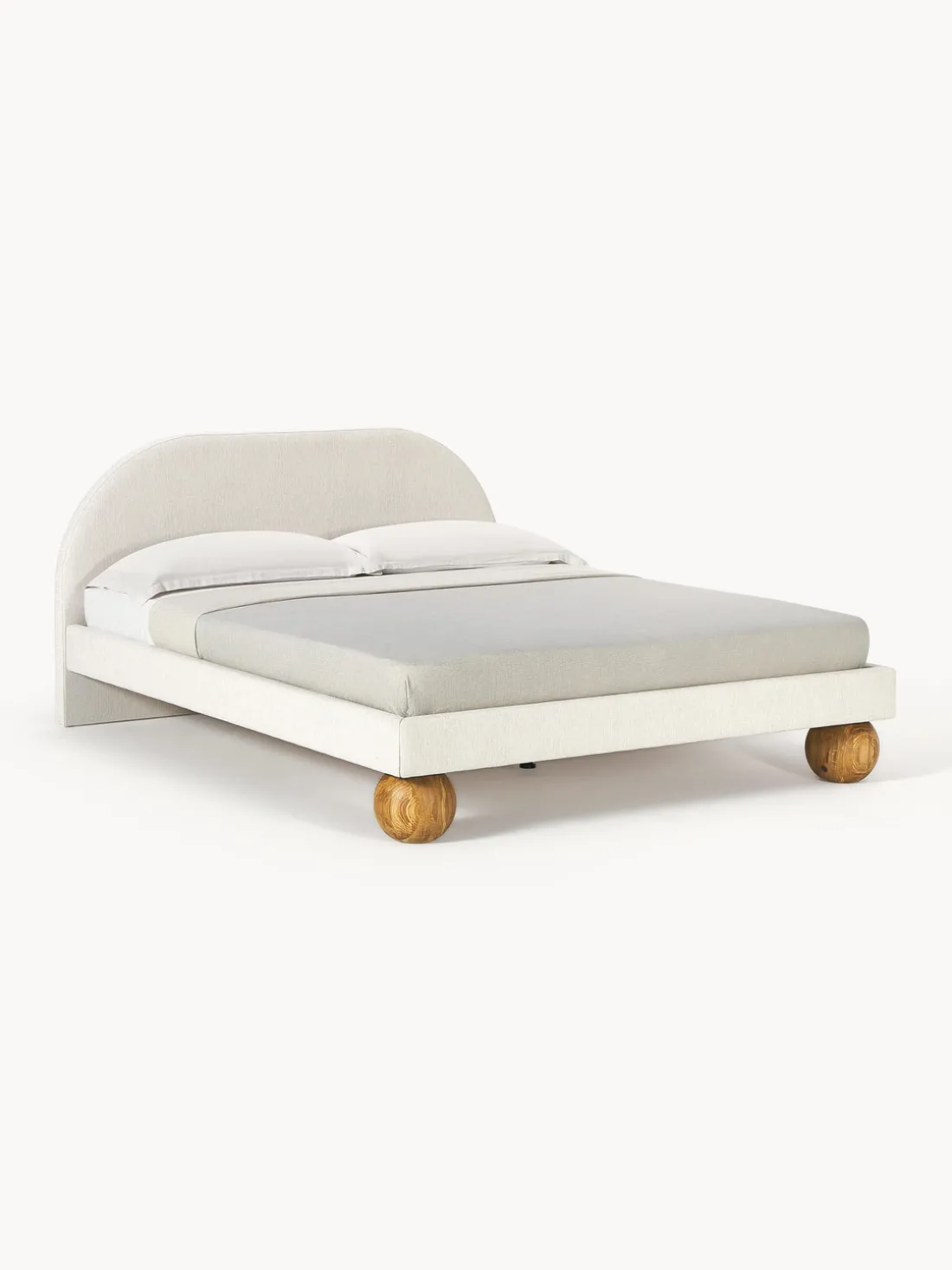 Cama tapizada con patas esféricas de madera Rena