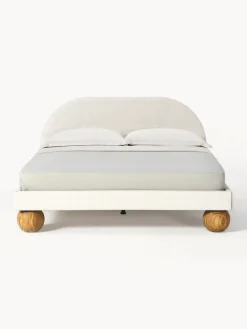 Cama tapizada con patas esféricas de madera Rena