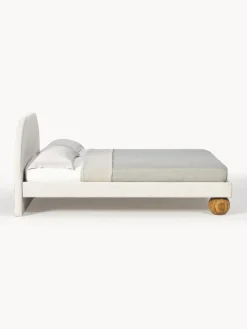 Cama tapizada con patas esféricas de madera Rena