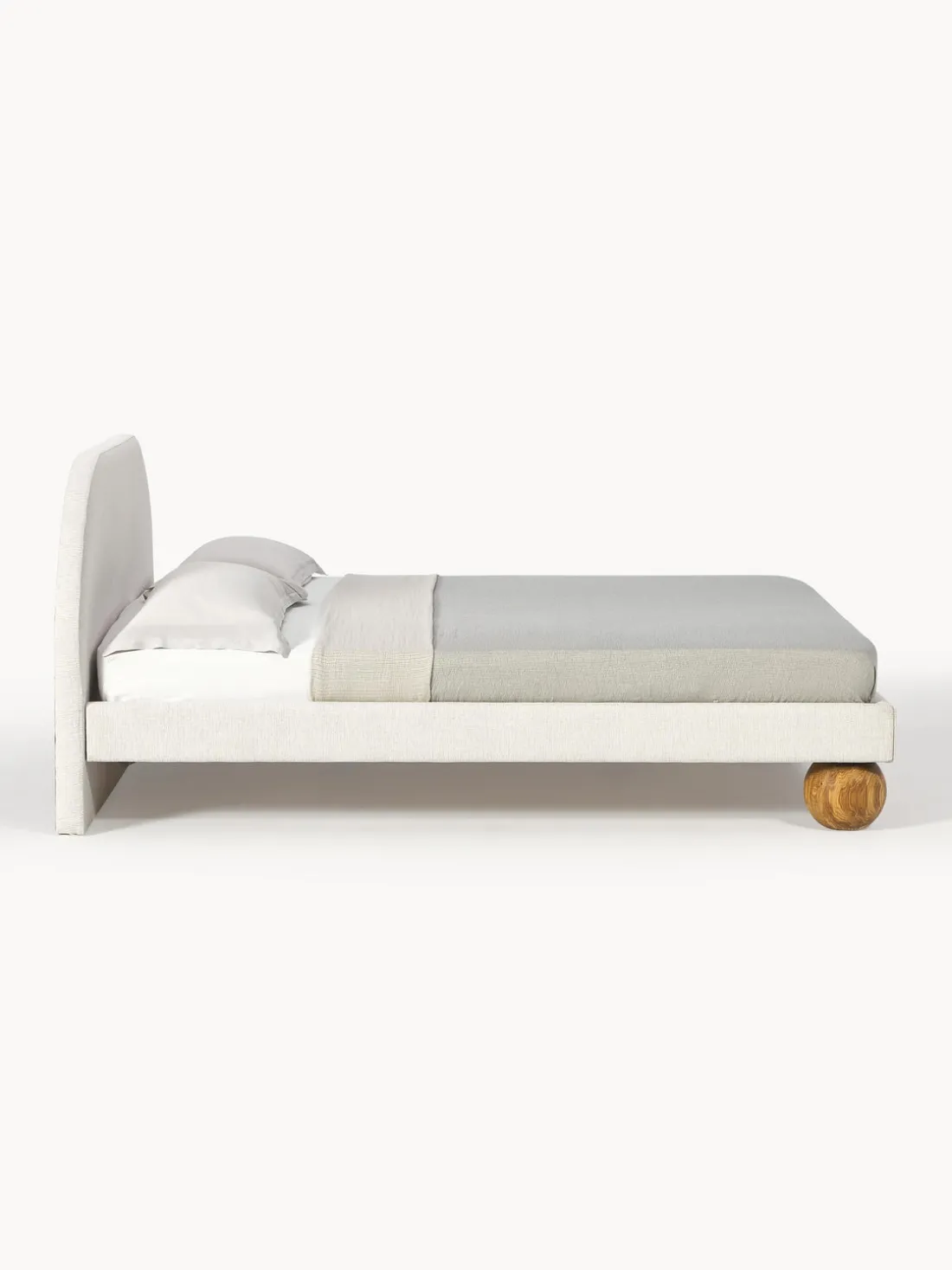 Cama tapizada con patas esféricas de madera Rena