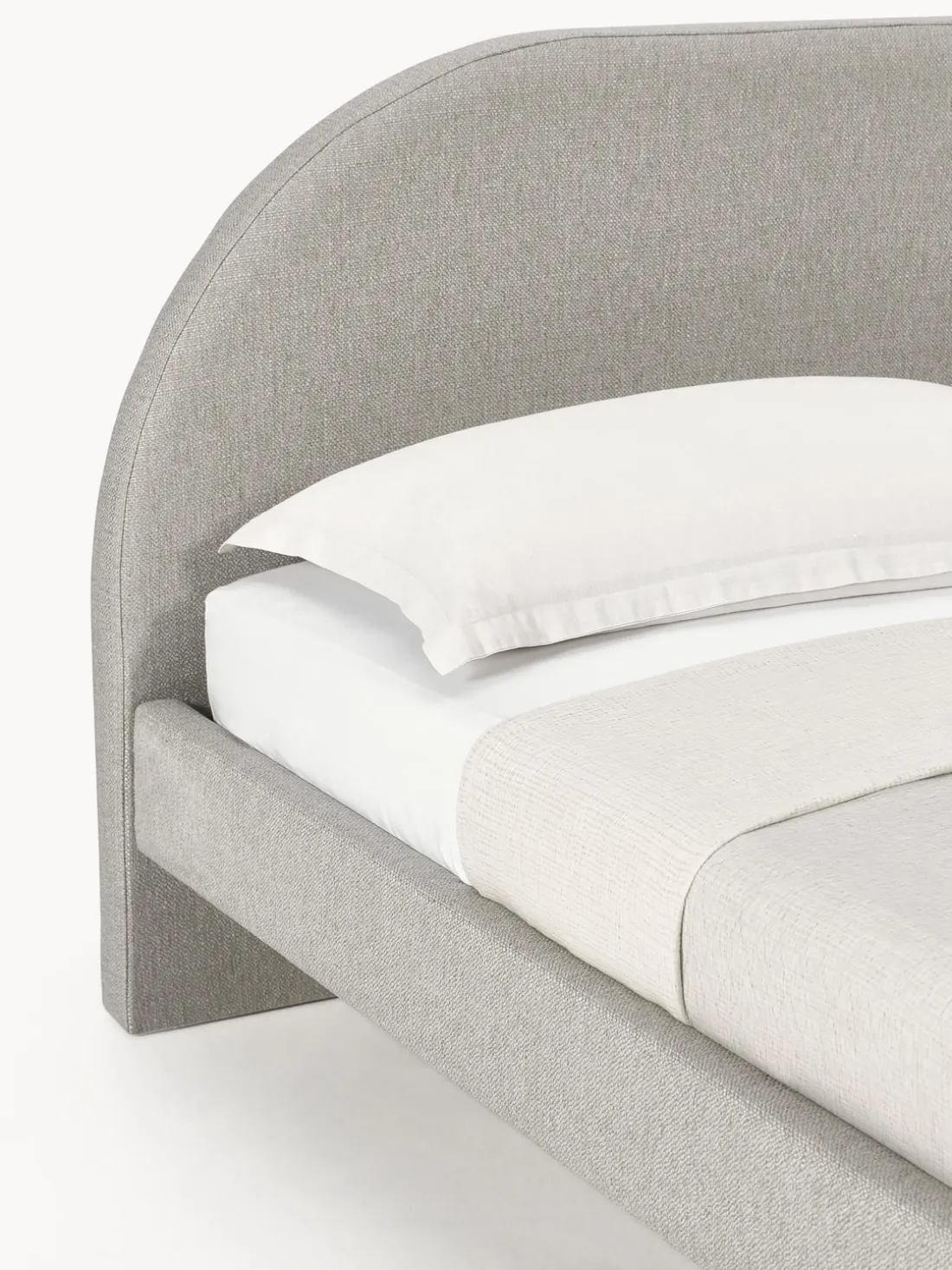 Cama tapizada con patas esfericas de madera Rena