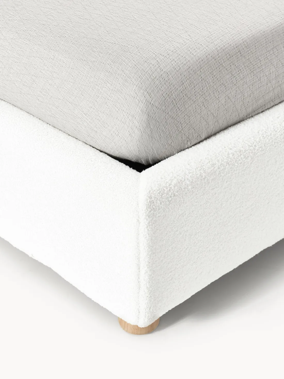 Cama tapizada en borreguillo Ebba