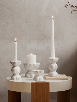 Candelabro de porcelana con relieves Tura