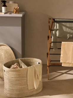 Cesta de ropa doble de junco marino con tapa Aleya