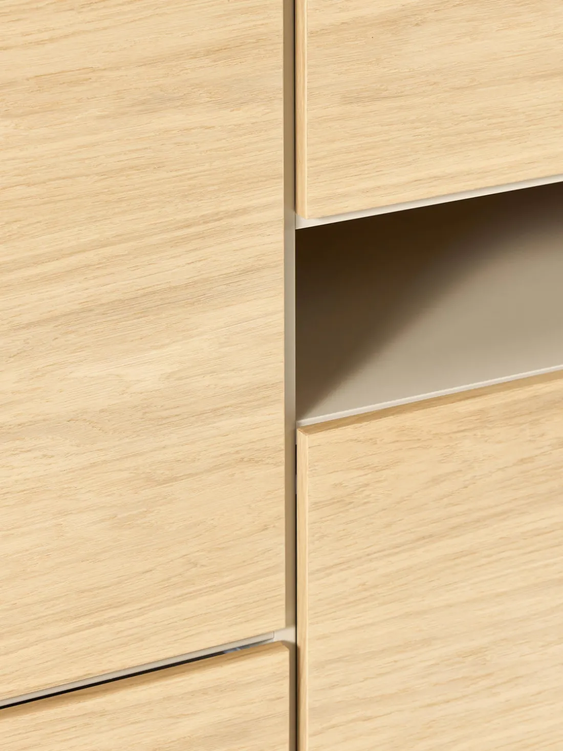 Chiffonnier de madera Larsen