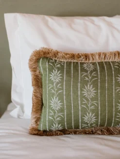 Cojín artesanal con flecos Mako