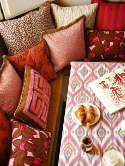 Cojín artesanal con mechones decorativos Cleo