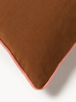 Cojín artesanal con mechones decorativos Cleo