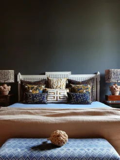 Cojín artesanal de dos caras con motivo floral y rayas Audrey