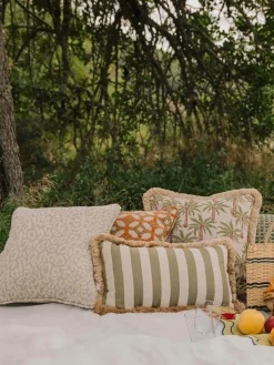 Cojín artesanal para interior/exterior Maya Sand & Ecru